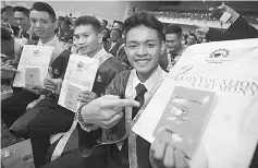  ??  ?? Graduates showing their Orange Passports and certificat­es.