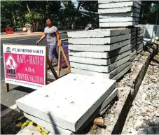  ?? DIPTA WAHYU/JAWA POS ?? KURANGI GENANGAN: Pemkot mengebut pengerjaan saluran air di wilayah selatan. Salah satunya yang terlihat di Jalan Gentengkal­i.