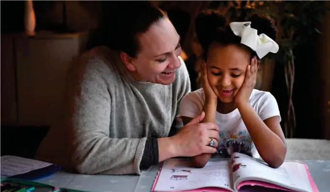  ??  ?? Margrethe Hadland Drammeh hører datteren Mirabelle (6) i leseleksen. – Musa er søt. Musa bor i et hus, leser Mirabelle.