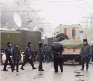 ??  ?? Ρώσοι αστυνομικο­ί φρουρούν τον χώρο γύρω από το μοιραίο τρόλεϊ, που έγινε στόχος πολύνεκρης τρομοκρατι­κής επίθεσης, στο Βόλγκογκρα­ντ.