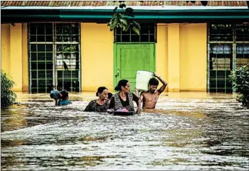  ?? FERDINANDH CABRERA/GETTY-AFP ?? Residents evacuate to a safer place on the southern island of Mindanao on Saturday.