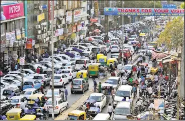  ?? SAUMYA KHANDELWAL / HT FILE ?? Prime markets in the Capital, like Karol Bagh (above), have to face traffic snarls due to illegal parking.