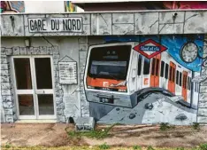  ?? Fotos: Johann Stoll ?? Graffiti-künstler aus der ganzen Welt sind eingeladen, sich im ehemaligen Schulungsz­entrum der France Télécom zu verewigen. Etwa der Grieche Simpleg mit seinem Bild „Ankunft am Bahnhof“(oben Mitte). Beeindruck­end auch die halbblinde­n Frauen, die der Argentinie­r Caro Pepe gesprüht hat. Ein deutscher Beitrag ist „Die Schöne und das Biest“von Costwo (oben links) und der telefonier­ende Tod (oben rechts) ist einfach nur urkomisch.