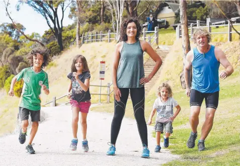  ?? Picture: ALAN BARBER ?? GET SET, GO: Andrea de Kauwe and Johnny Boyd with their children Rory, Ella and Angus ready for the run.