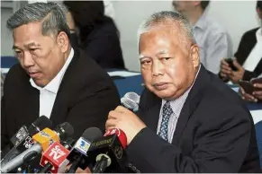  ??  ?? Pressing matter: Shamsuddin (right) speaking to reporters during the press conference. With him is Kang