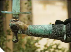  ??  ?? A la derecha, el brazo de la guerrera sostiene su espada en una estatua junto a la catedral de Reims. En la otra página, en el recuadro de arriba, el papa Calixto III, y, abajo, Juan II, duque de Alençon.