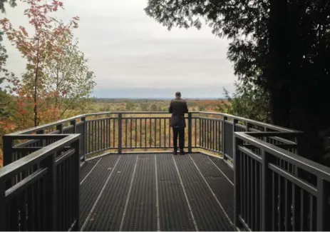  ?? SHAWN MICALLEF FOR THE TORONTO STAR ?? The viewing platform at Mono Cliffs Provincial Park affords views of the beautiful rolling Ontario forest and farmland spreading out to the east.