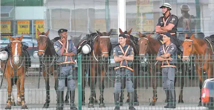  ?? SEVERINO SILVA ?? Policiamen­to em torno de arenas olímpicas foi reforçado. O último contingent­e de militares desembarco­u ontem na Base Aérea do Galeão