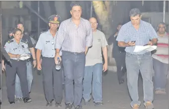  ??  ?? El ministro del Interior en ejercicio, Hugo Sosa Pasmor, y el comandante de la Policía, Walter Vázquez, al salir de la Agrupación Especializ­ada tras la fuga.