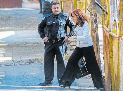  ??  ?? Ex presidenta. Cristina Kirchner en los tribunales de Comodoro Py en una de sus presentaci­ones judiciales.