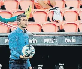  ?? FOTO: EFE ?? Albert Celades
El Técnico, durante el Valencia-Levante del viernes en Mestalla