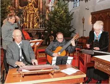  ?? Fotos: Erich Echter ?? Beim Altbairisc­hen Adventssin­gen in Aichach traten mehrere Gruppen auf, hier die Aichacher Sait’nmusi mit Tom Pestele, Peter Maklar, Hubert und Annemarie Stöffel.