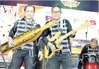  ??  ?? RAJIS Omar (kanan) pemain gitar 1 bersama Roslee (kiri) penyanyi dan pemain alat muzik Sape.