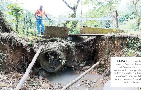  ??  ?? LA VÍA de entrada a la casa de Roberto y María
del Carmen cruza por encima de la convergenc­ia de tres quebradas que han erosionado la tierra a tal grado que provocó que el
camino colapsara.