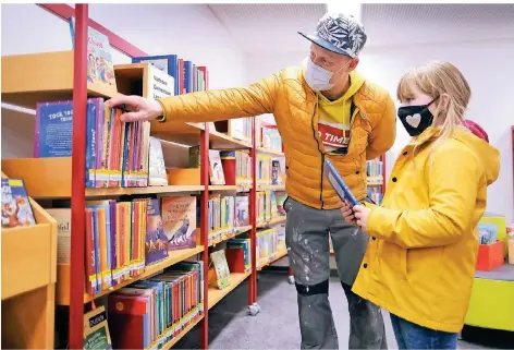  ?? RP-FOTO: ACHIM BLAZY ?? Höchste Zeit für neuen Lesestoff – Mia und ihr Vater am Tag des Neustarts in der Kinderbüch­erei.