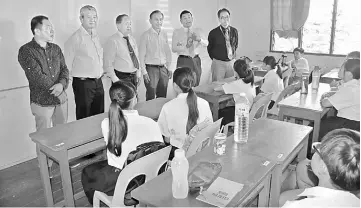  ??  ?? Wee (second right) and other board members inside a class at CHMS No. 3.