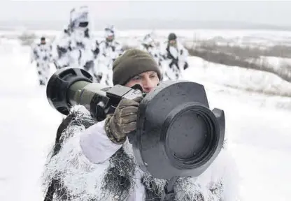  ?? MARKIIAN LYSEIKO / EFE ?? Un militar ucraniano opera con un sistema de misiles antitanque en la base militar de Yavoriv, oeste de Ucrania, ayer.