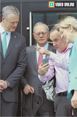  ?? Staff photo by aNGELa RoWLINGs ?? FOR OPENERS: From left, Gov. Charlie Baker, MIT President Rafael Reif, AFFOA chief executive Yoel Fink and U.S. Sen. Elizabeth Warren chat during yesterday’s grand opening of Advanced Functional Fabrics of America’s headquarte­rs in Cambridge.