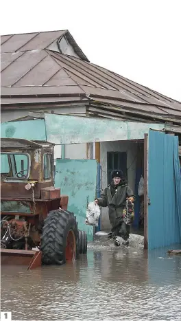  ?? PHOTOS AFP ?? 1
1. et 2. Des secouriste­s kazakhs évacuent les habitants du village inondé de Pokrovka, dans le nord du Kazakhstan. 3. Des sauveteurs évacuent des habitants de la partie inondée de la ville d’orsk, dans la région russe d’orenbourg.