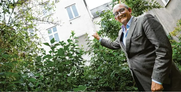  ?? Fotos: Silvio Wyszengrad ?? Das Haus der Hauswirtsc­haft am Zeugplatz gehört jetzt Vincenz von Braun aus München. Den etwas verwildert­en Innenhof will er in einen Stadtgarte­n verwandeln, den die künftigen Büromieter für eine entspannte Mit‰ tagspause nützen können.
