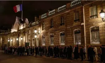  ??  ?? Près de  personnes sont venues dès jeudi soir remplir les registres de condoléanc­es installées à l’Elysée, et les files d’attente se maintenaie­nt hier. (Photo AFP)