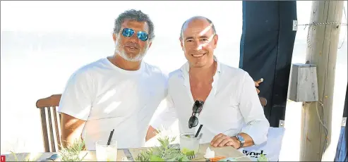  ?? GZA. GRUPO MASS ?? 1. En un evento en Punta del Este conversaro­n animadamen­te Gianfranco Macri, hermano del Presidente, y Bruno Barbier, ex pareja de Juliana Awada, con quien tiene una hija. 2. Más familia: Martín Insaurrald­e muestra a su pequeña Chloe a Gustavo Menéndez.