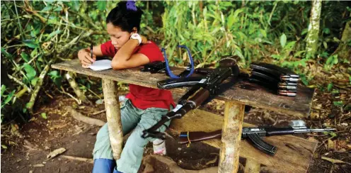  ?? Foto Raúl Arboleda ?? FARC-Guerillera am Eingang der Übergangsz­one in Colinas, die zur Demobilisi­erung und Entwaffnun­g eingericht­et wurden.