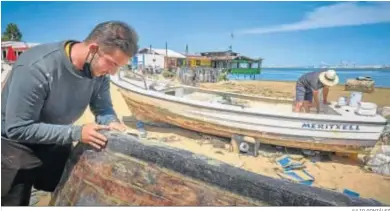  ?? JULIO GONZÁLEZ ?? Trabajos de puesta a punto de algunas de las barcas de la playa de La Casería.