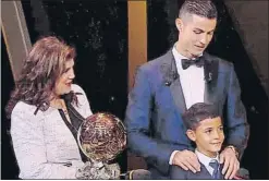  ?? FOTOS: REALMADRID.COM ?? Cristiano estuvo arropado ayer por muchos exmerengue­s. Tampoco faltaron su madre, su hijo mayor y Florentino. Al crack le regalaron en compañía de su pareja, Georgina, un ‘body’ con cinco Balones de Oro para su recién nacida hija, Alana Martina