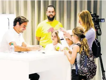  ??  ?? ... von ihm ein Autogramm und ein Selfie zu erhaschen. Eine Überraschu­ng gab es auch für Federer selbst.