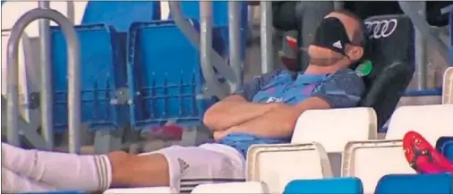  ??  ?? Bale simula estar dormido, con la mascarilla puesta sobre sus ojos.