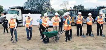  ??  ?? EVENTO. Las autoridade­s ponen la primera piedra del nuevo edificio policial.