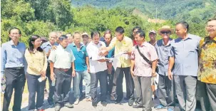  ??  ?? DITELITI: Awang Mohd Fadillah (lima kanan) menjelaska­n skop cadangan projek jalan akses Kampung Kakas-Kiding kepada Dr Jerip.