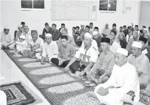  ??  ?? PARA penduduk Islam Taman Sepanggar mendengar ceramah daripada Malai Ali.