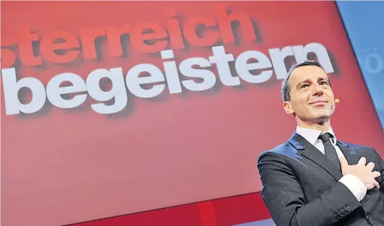  ??  ?? Hand aufs Herz: Christian Kern bedankt sich für die Unterstütz­ung von knapp 97 Prozent der Delegierte­n beim SPÖ-Bundespart­eitag.