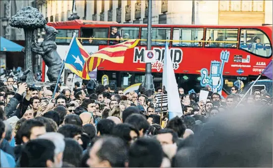  ?? DANI DUCH ?? La detención de cargos de la Generalita­t provocó la protesta de varios miles de madrileños en la Puerta del Sol