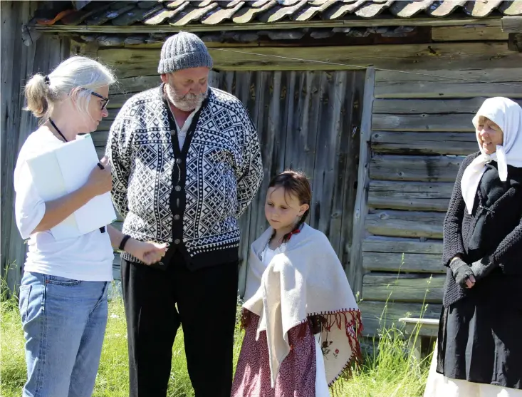  ??  ?? FILMSCENER. Producente­n Bodil Tingsby, sjöbusen Elias, Emilie själv och en fiskarkärr­ing föreberede­r nästa tagning.