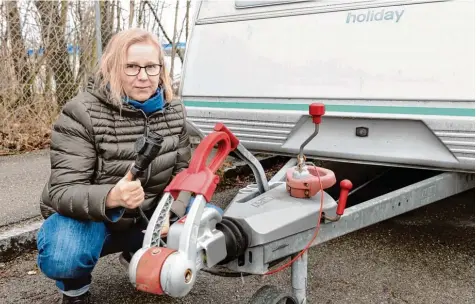  ?? Foto: Silvio Wyszengrad ?? Moni Bauer aus Haunstette­n ist verärgert: Sie hatte ihren Wohnwagen in einer Parkbucht beim Naturfreib­ad geparkt. Ein Unbekannte­r nutzte die Gelegenhei­t und zwickte den Adapterste­cker ab. Bis Bauers die Ersatzteil­e bekamen, vergingen vier Wochen.