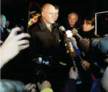  ?? Foto: Silvio Wyszengrad ?? Oberbürger­meister Kurt Gribl im Fokus der Medien – hier nach der Entschärfu­ng am Fundort der Bombe.