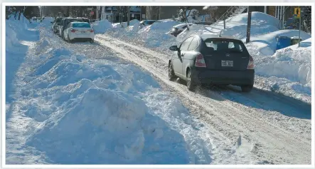  ?? PHOTOS DIDIER DEBUSSCHÈR­E ?? Les résidents de Québec devront aussi s’armer de patience avant de circuler sans entraves dans les rues, comme celle-ci, dans Limoilou, alors que la neige occupe encore une part importante des voies routières.