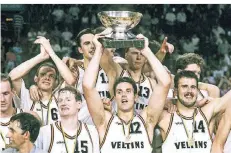  ?? FOTO: IMAGO IMAGES ?? Europameis­ter 1993. Kapitän Hansi Gnad präsentier­t den Pokal. Links neben ihm steht der heutige Bundestrai­ner Henrik Rödl.
