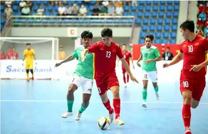  ?? VNA/VNS Photo ?? EVEN STEVENS: Việt Nam drew 1-1 with Indonesia in their opening SEA Games 31 futsal match.