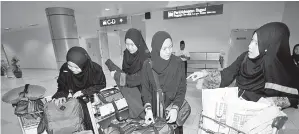  ??  ?? EMPAT adik-beradik (dari kiri) Nur Fadzleena, 25, Nur Farhana, 21, Nur Fathiah, 23, Nur Farishya, 18, merupakan sebahagian daripada 156 jemaah haji kumpulan pertama dari Sarawak yang tiba di Lapangan Terbang Antarabang­sa Kuching pada Selasa.