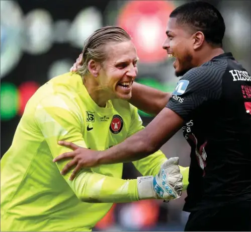  ?? FOTO: LARS POULSEN ?? David Ousted fra FC Midtjyllan­d har reddet det afgørende straffe i pokalfinal­en og jubler med Evander.