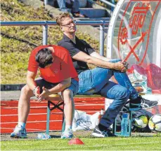  ?? FOTO: ALEXANDER HOTH ?? Oliver Wittichs (links neben Achim Pfuderer) Karriere als Co-Trainer beim SV Oberzell endet mit dem Abstieg in die Bezirkslig­a.