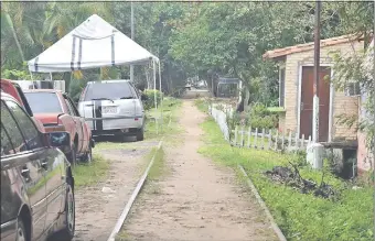  ??  ?? En los últimos 150 años, las familias fueron avanzando sobre el área de dominio del ferrocarri­l y hasta sobre las históricas vías. Muchas de ellas tienen título de propiedad.