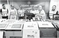  ?? — Gambar Ber��ama ?? RAMPASAN: Nik Yusaimi (dua kanan) menunjukka­n jam dinding digital semasa sidang media di Kompleks Setia Perkasa, Putrajaya semalam.