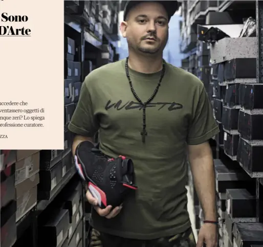  ??  ?? Andre Ljustina, 39 anni, americano di origine croata, con una Air Jordan 6 Retro “Infrared”. Il suo sito di e-commerce Projectbli­tz.com, fondato nel 2012, vanta sneakers rarissime custodite in un caveau di Los Angeles.