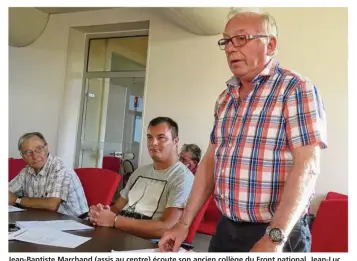  ??  ?? Jean-Baptiste Marchand (assis au centre) écoute son ancien collège du Front national, Jean-Luc Brastel (debout), lors du conseil municipal du Neubourg lundi 17 juillet.