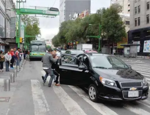  ?? | CUARTOSCUR­O ?? Simulacro de secuestro realizado en julio de 2017 por elementos de la Secretaría de Seguridad Pública en la Ciudad de México.